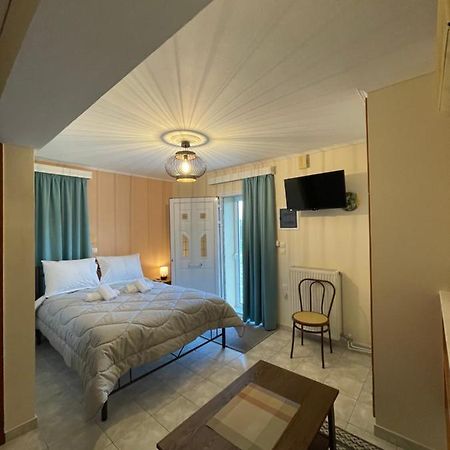 Flo'S Apartments Mesolóngion Екстериор снимка
