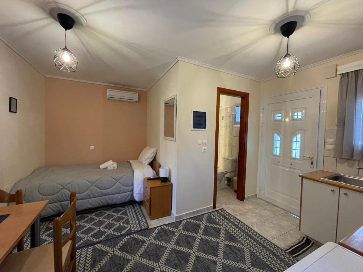 Flo'S Apartments Mesolóngion Екстериор снимка