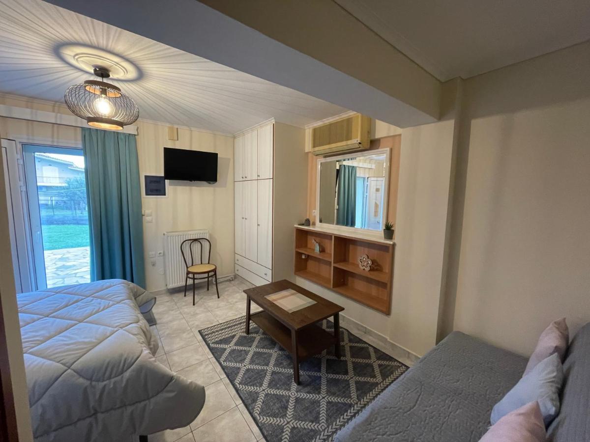 Flo'S Apartments Mesolóngion Екстериор снимка