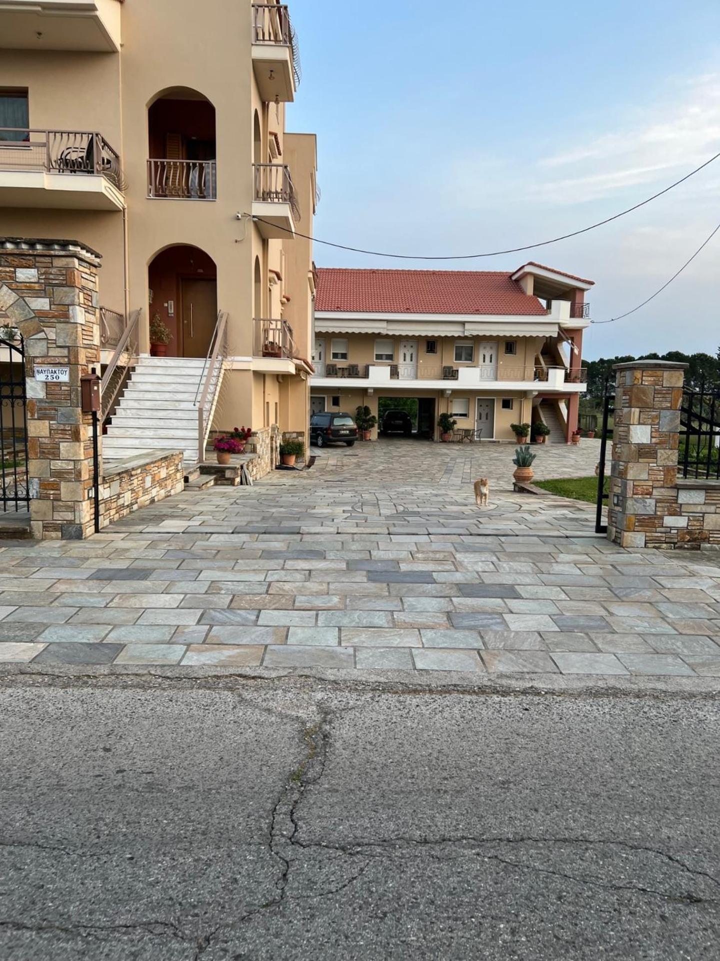 Flo'S Apartments Mesolóngion Екстериор снимка
